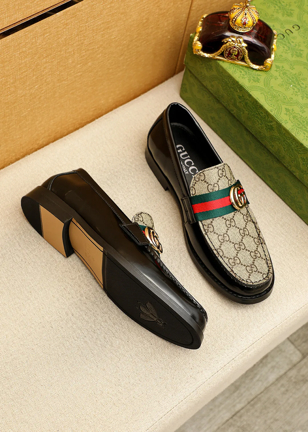 Men's shoes 💰480 💐 Product trademark: GUCCI "Gucci" casual leather shoes Regular size: 38-44 (45.46🉑️customized) Product materials: Selected imported first-layer calfskin embossed upper + luxury hardware buckle, imported water-dyed cowhide leather lining. Strong three-dimensional visual effect, original outsole color: 2 colors available